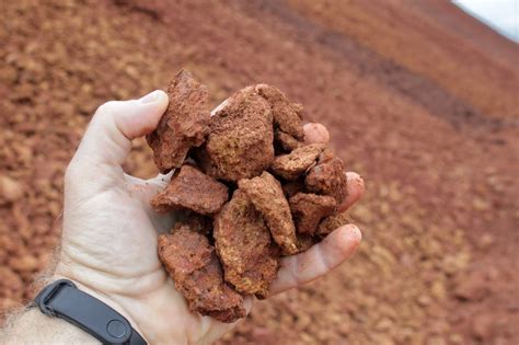 Bauxiet: Ontdek De Veelzijdige Toepassingen Van Deze Rode Wonderstof In De Metaalindustrie en Keramische Productie!